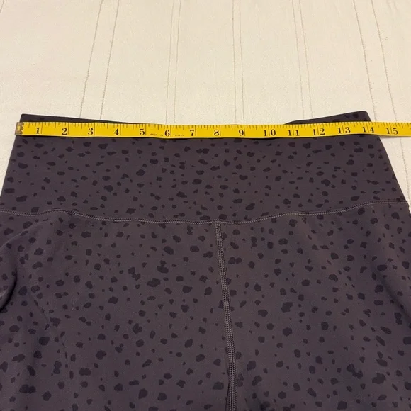 Vuori Studio Printed Leggings "Elm Dots" colorway. - Picture 5 of 6